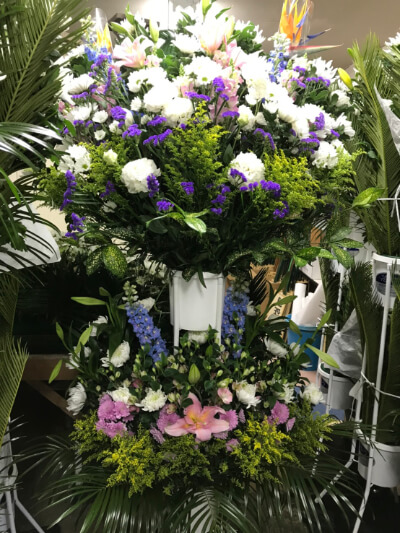 知人のご葬儀にお送りする2段のお花